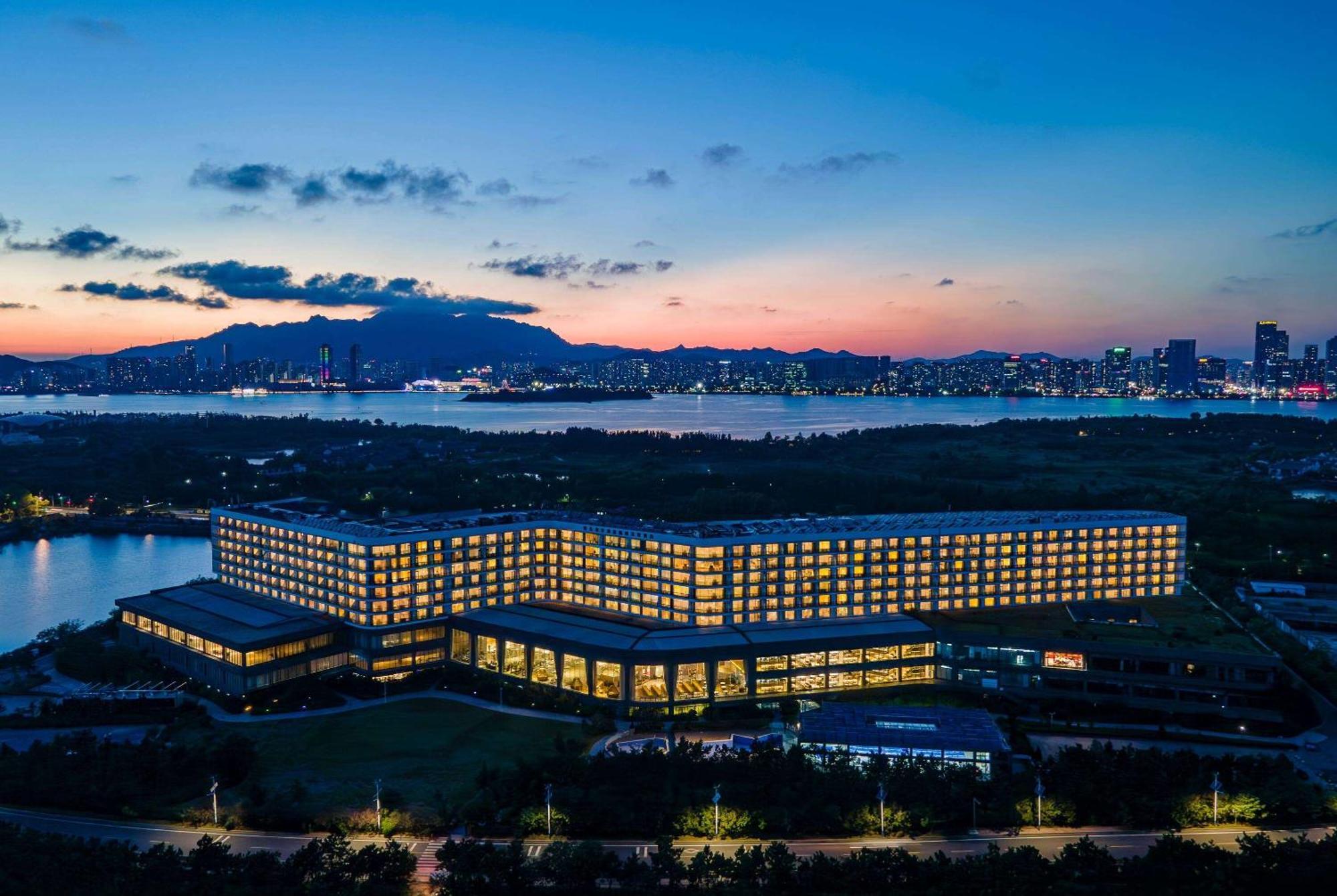 Wyndham Grand Qingdao Hotel Exterior photo